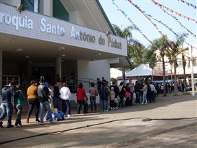 No dia dos namorados centenas de pessoas formam fila para levar para casa um pedaço do bolo de Santo Antônio